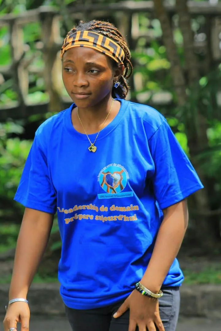 Jeune leader en t-shirt bleu