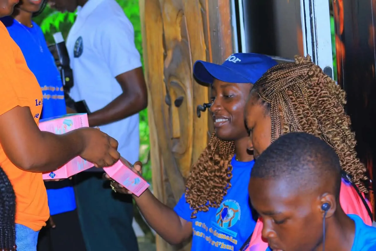 Remise d'un kit à une jeune fille