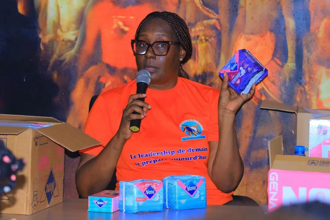Présentation des serviettes hygiéniques aux jeunes filles