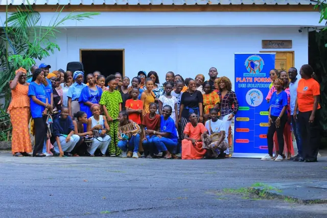 Grande photo de famille de l'ONG et des participantes
