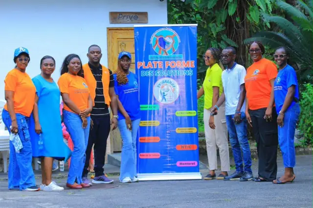 Les leaders en orange et bleu, prêtes pour la journée