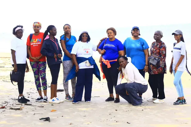 Le groupe réuni sur la plage