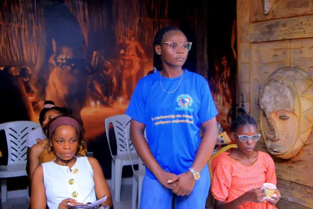 Une jeune femme se présente devant l'assemblée
