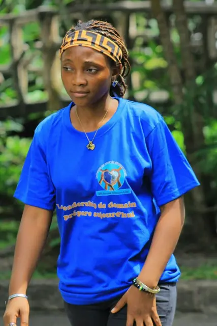 Portrait d'une jeune leader en t-shirt bleu