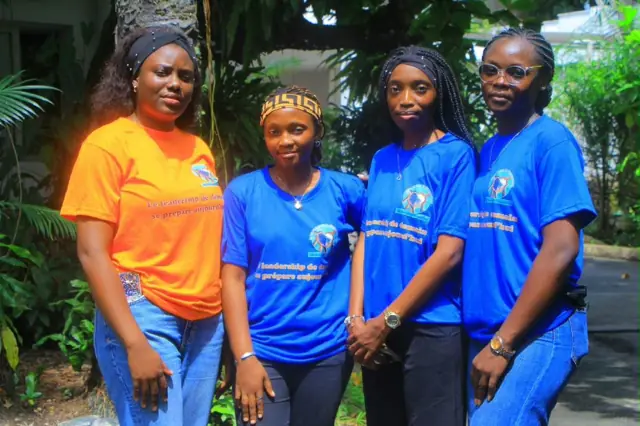 Quatre jeunes leaders, sourires et fierté