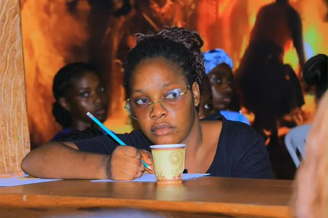 Une participante prend des notes