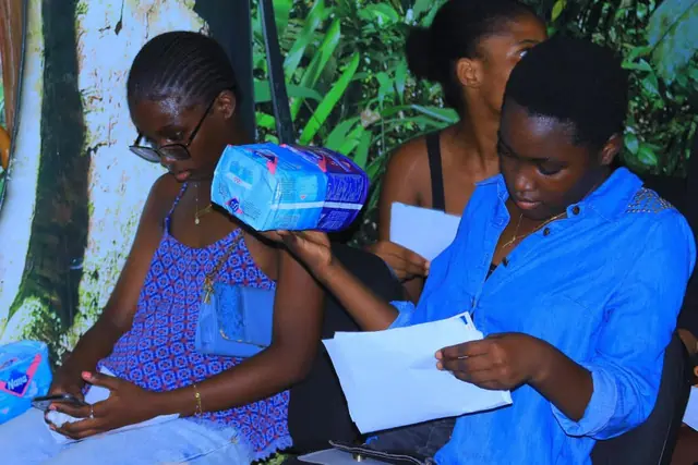Une jeune fille découvre son kit