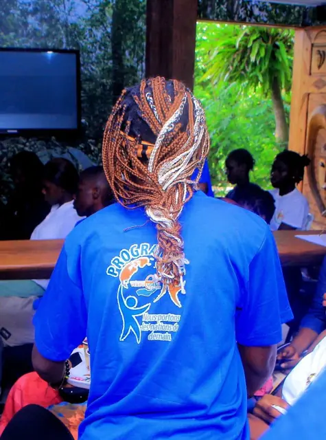 Une membre en t-shirt bleu du programme