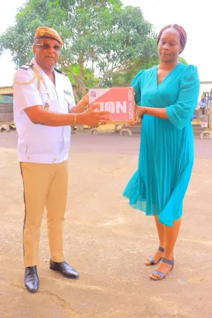 Remise de kits d'hygiène aux autorités