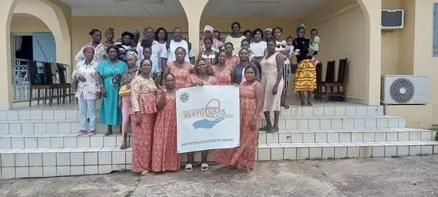Rassemblement des femmes autour de la bannière de l'ONG