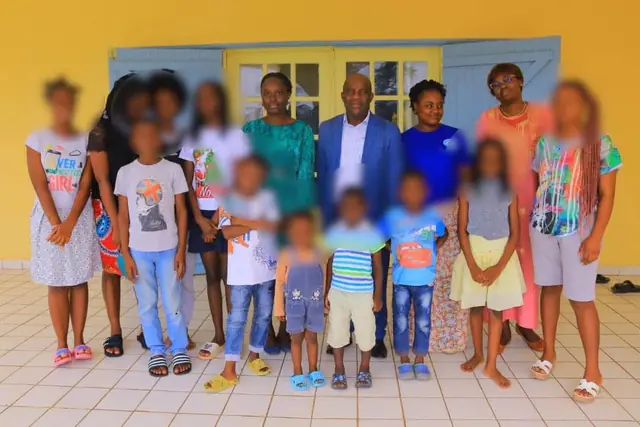 Photo de groupe avec des enfants accompagnés