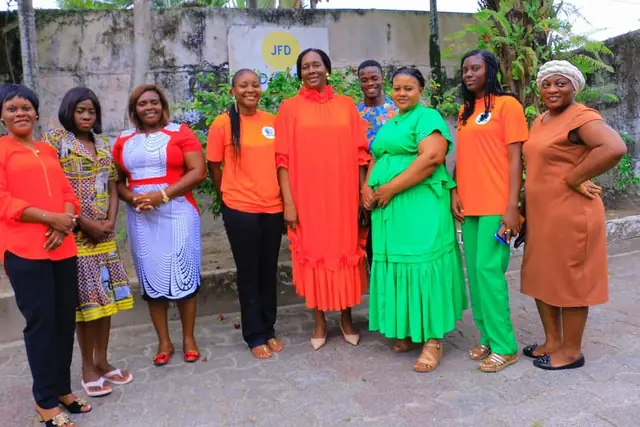 Les femmes de l'ONG, élégantes et souriantes